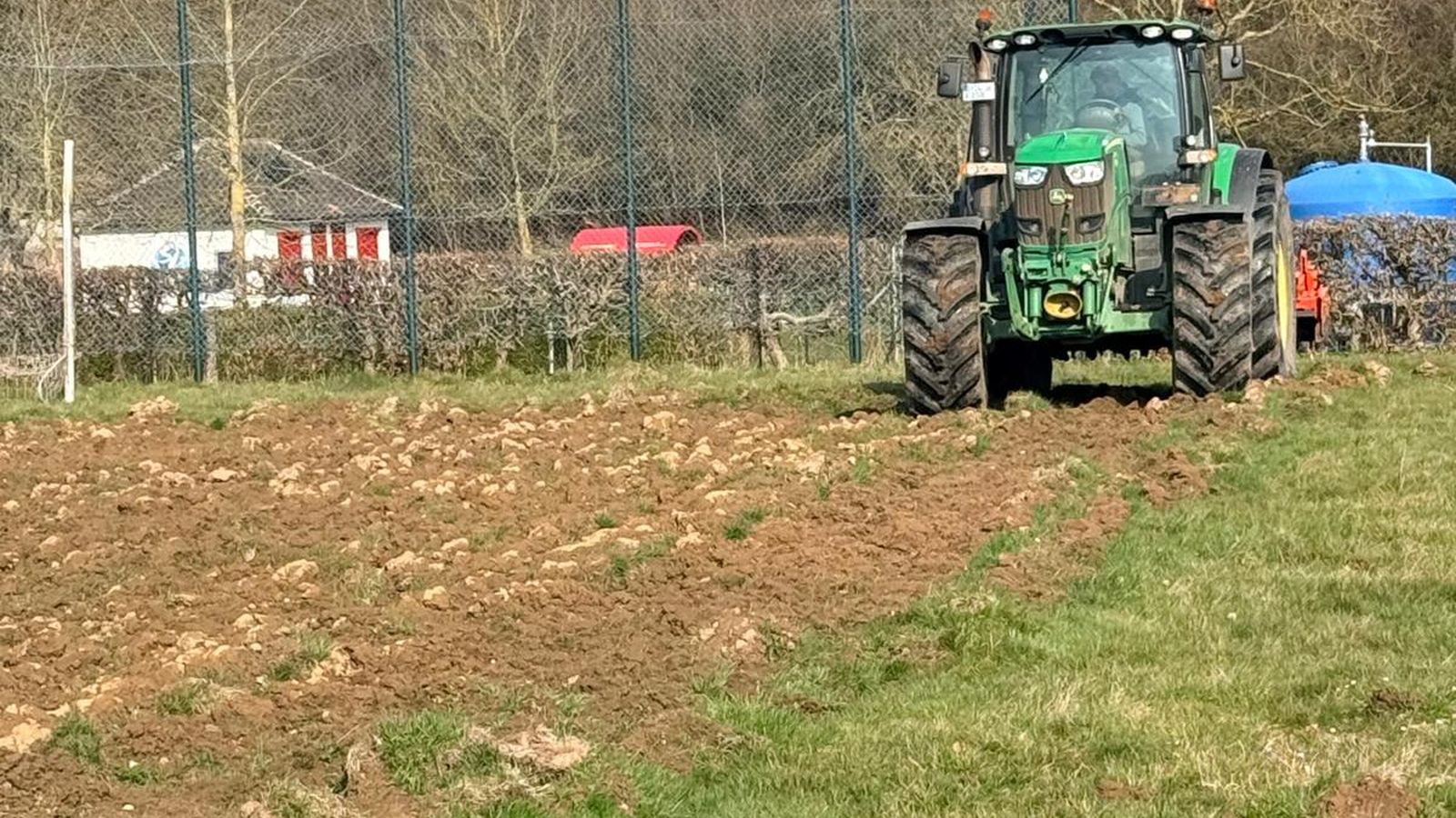 Westfalen Weser Energie unterstützt den geplanten Rasenplatz des FC Stadtoldendorf
