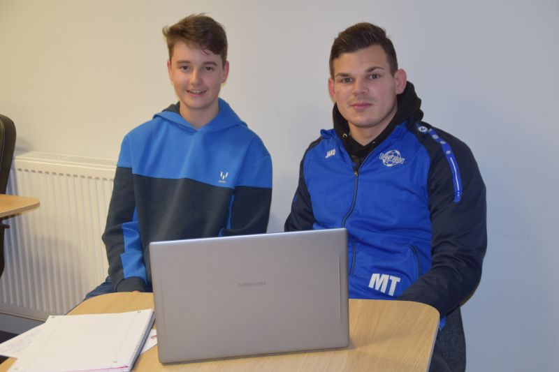 Schülerpraktikant Aaron Bertram mit Maurice Tönnies.