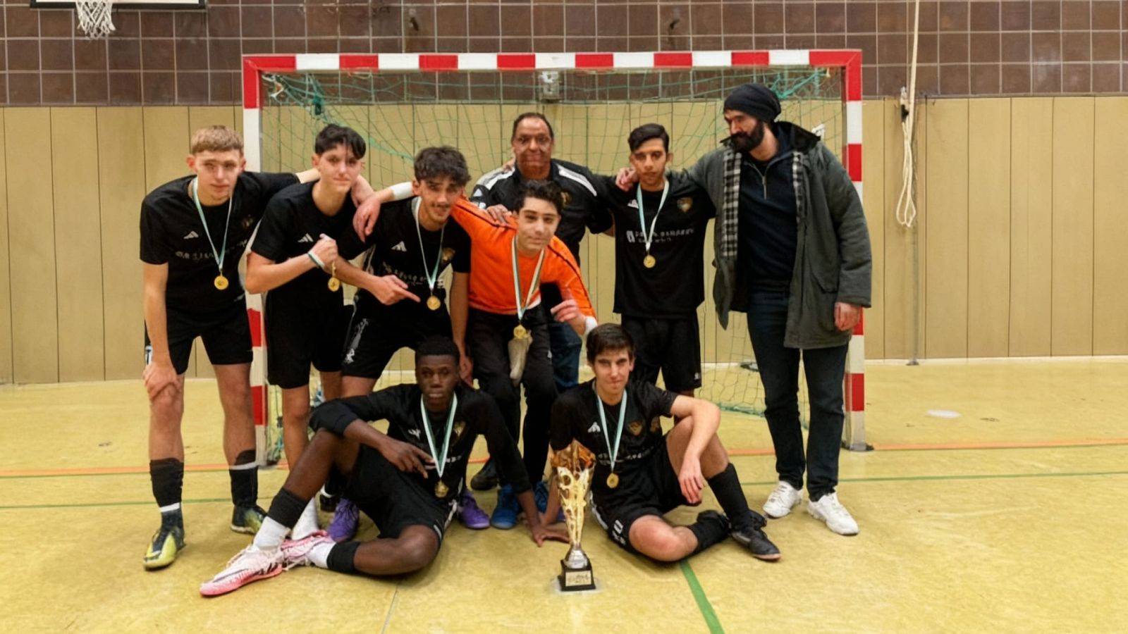 B-Junioren des SV Newroz Hildesheim gewinnen den Wintercup des TSV Halle