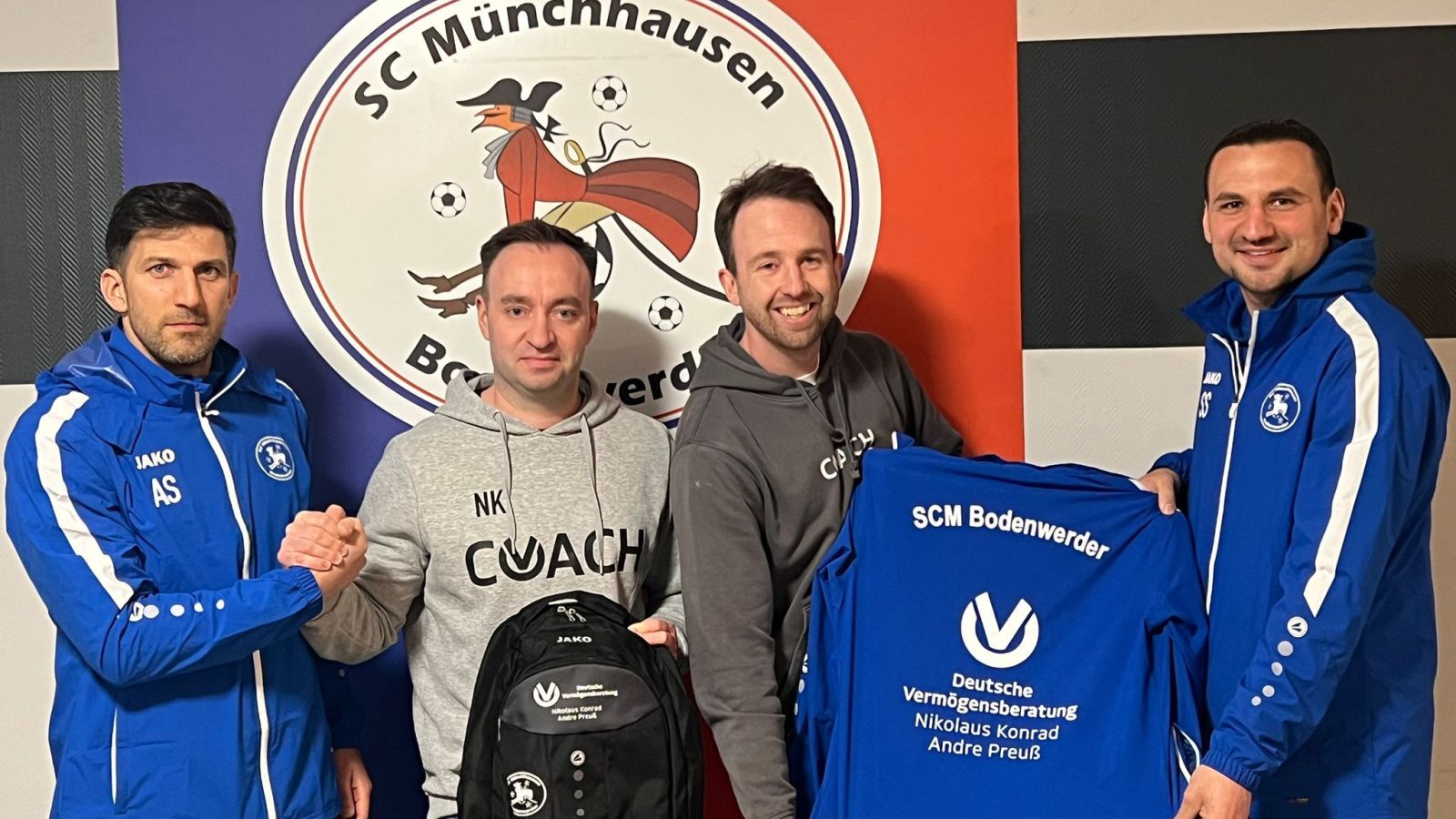 Neue Regenjacken und Rücksäcke für den SCM Bodenwerder