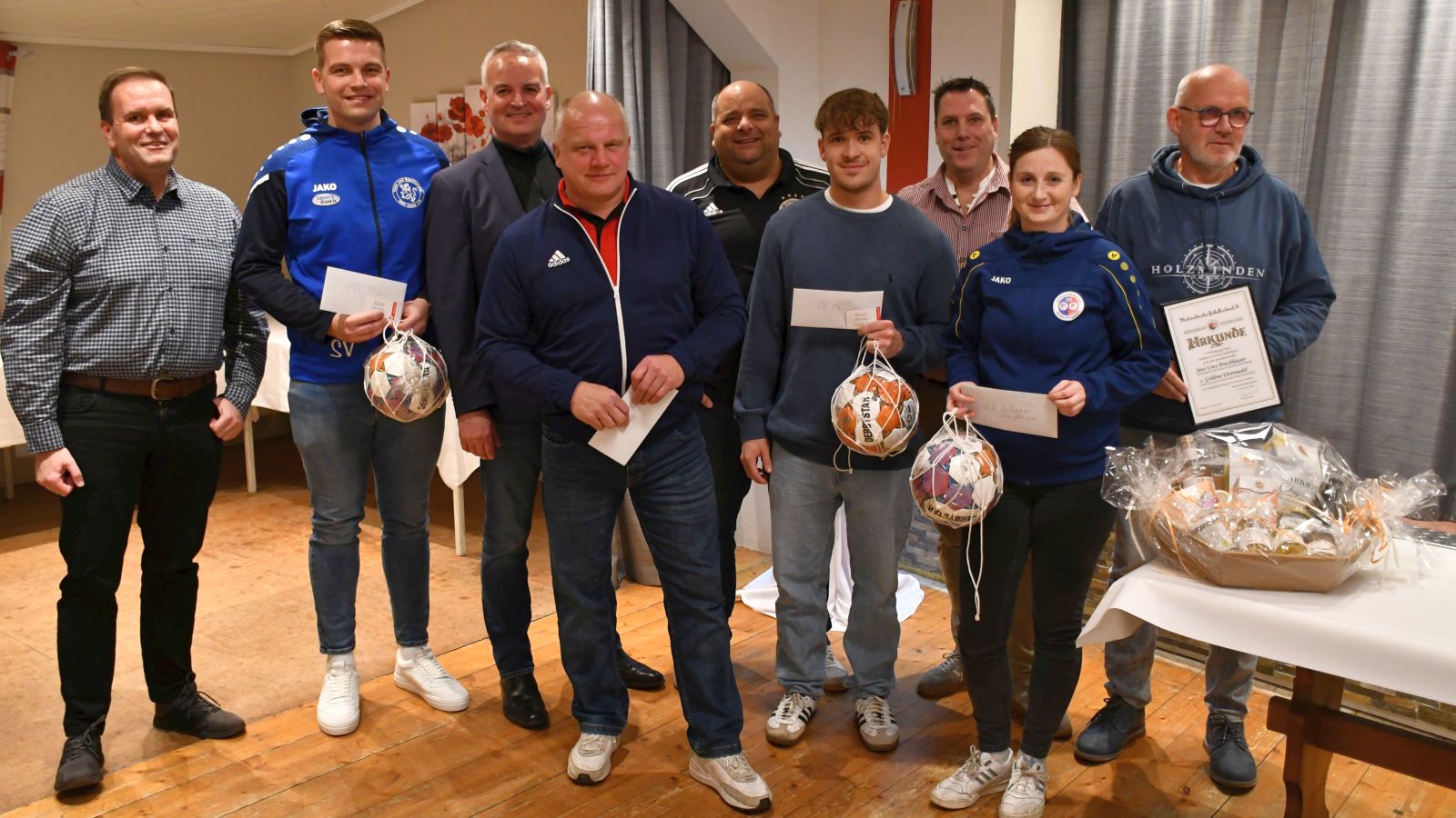 Siegesfeier: Jugendförder- und Ballpreise für die Finalisten des Allersheimer Kreispokals