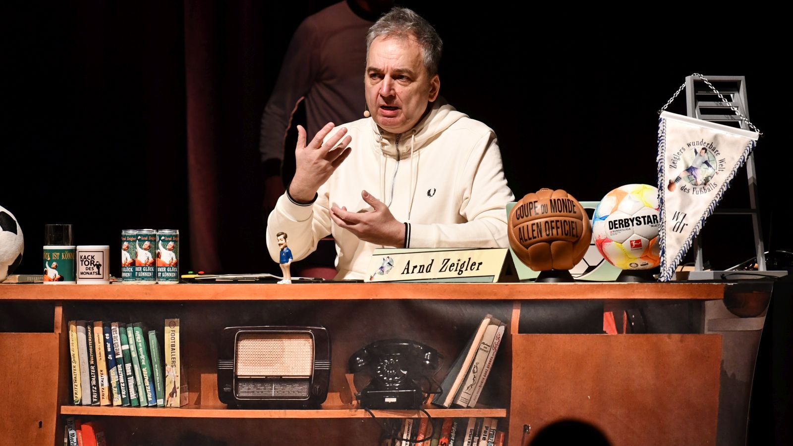 Kacktore en masse: Arnd Zeigler überzeugt in der Holzmindener Stadthalle