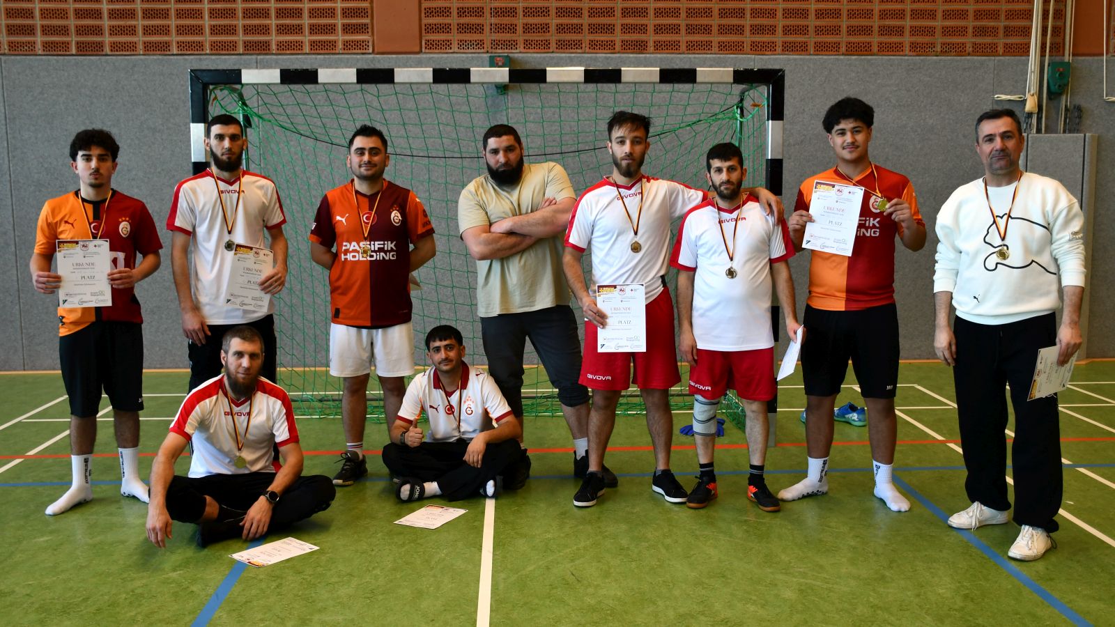 Viele freudestrahlende Gesichter: ASB 