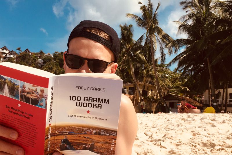René Wenzel bereitet sich im Urlaub auf den Philippinen mit dem Buch „100 Gramm Vodka“ auf die Russland-Reise vor. René Wenzel bereitet sich im Urlaub auf den Philippinen mit dem Buch „100 Gramm Vodka“ auf die Russland-Reise vor.