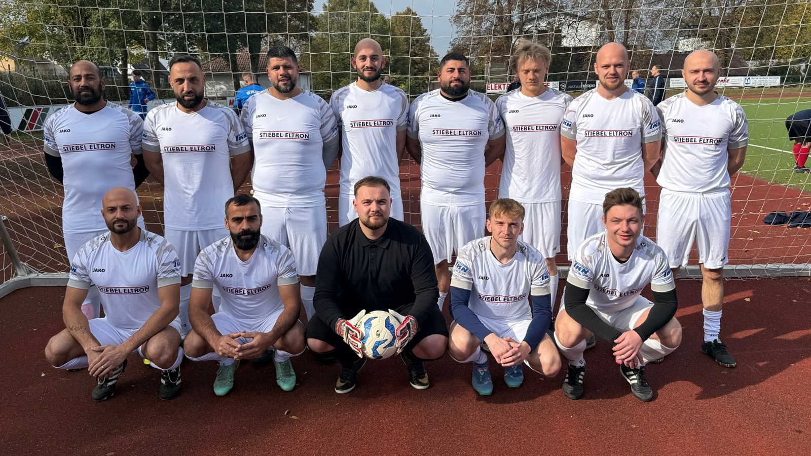Anpfiff für den 1. STIEBEL ELTRON- Wärmepumpen-Cup: Hallenfußballturnier für regionale Unternehmen